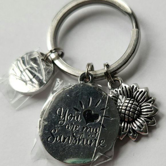 NWT You are my sunshine silver key chain with the letter Q - Picture 5 of 9